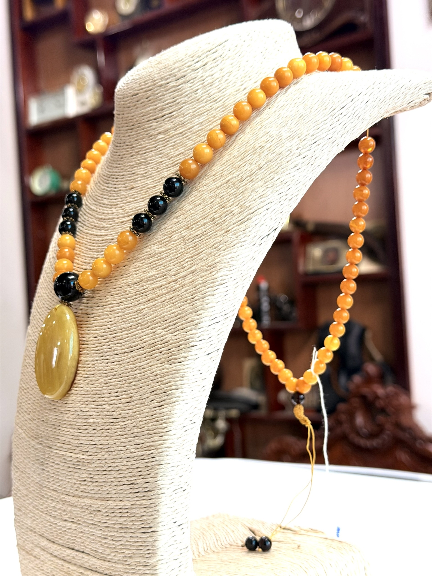 Vòng cổ hổ phách bùa hộ mệnh phong thủy ý nghĩa VCHP300422-16