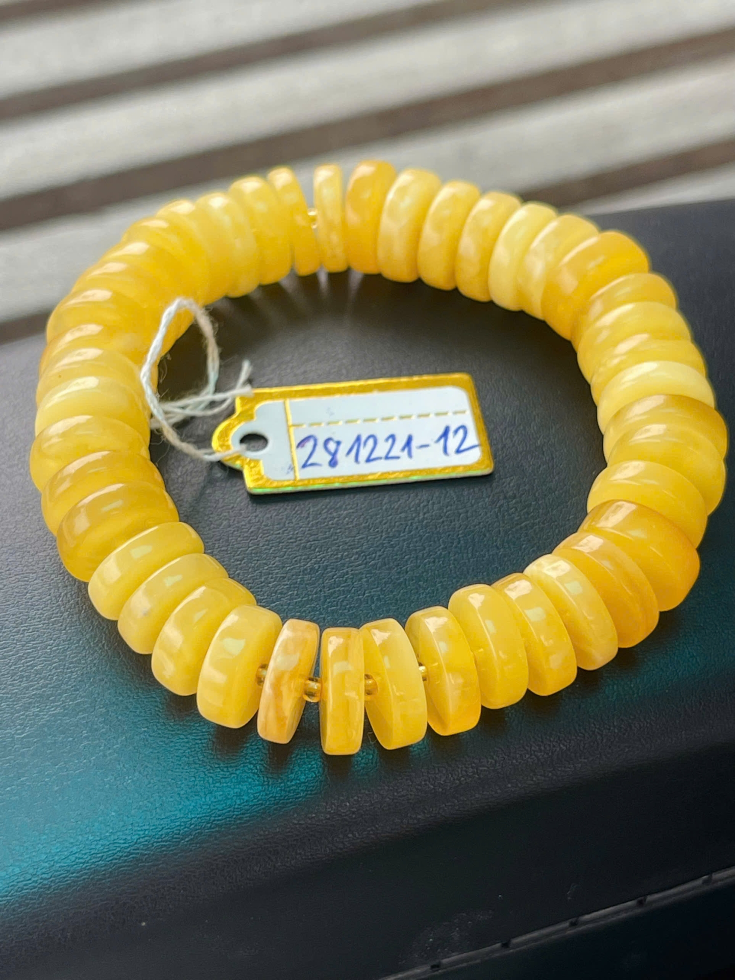 Vòng Tay Hổ Phách Nga tự nhiên hình bánh xe nút áo VHP281221-12 13g 11 ly size 14,3 cm