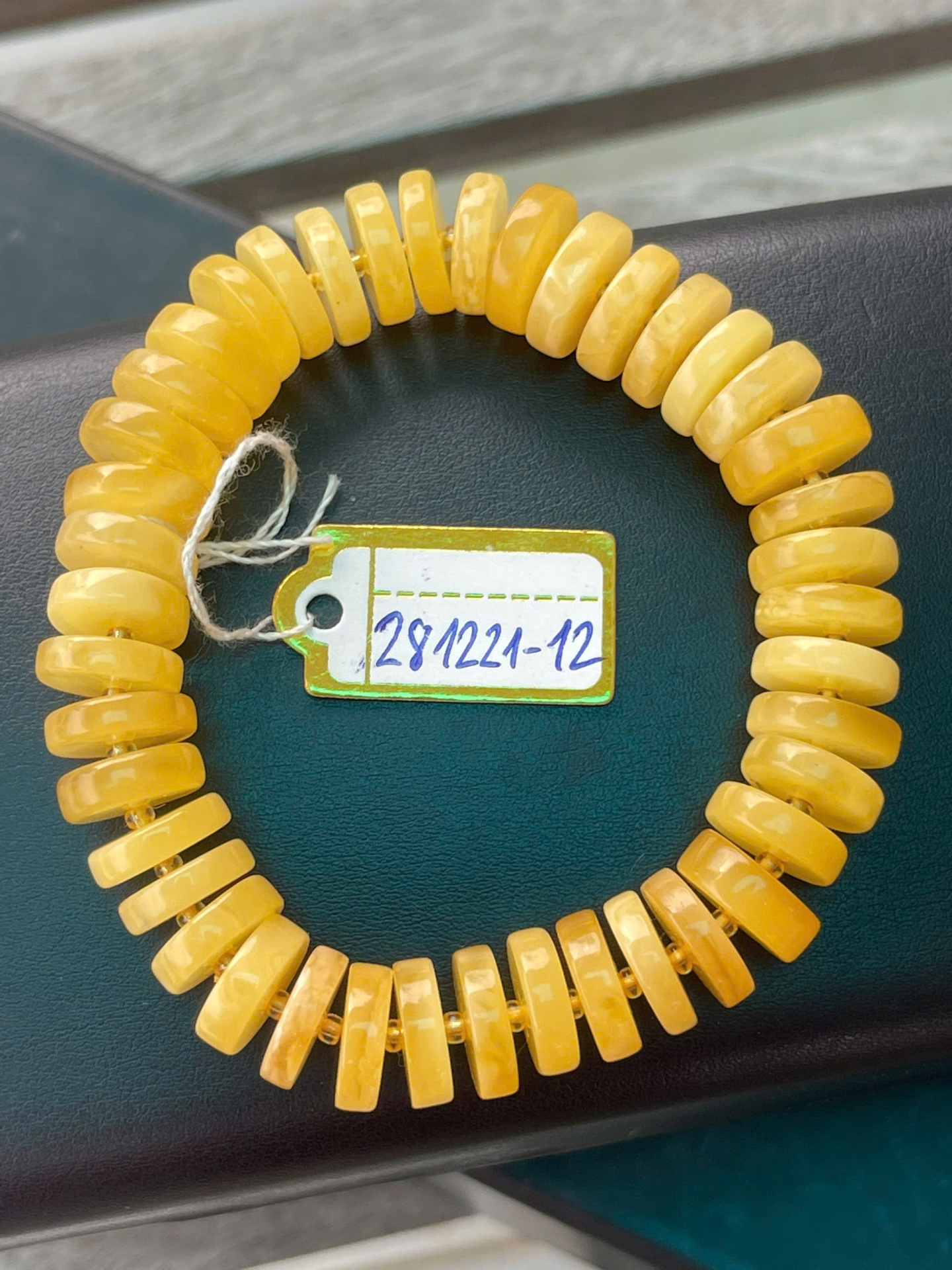 Vòng Tay Hổ Phách Nga tự nhiên hình bánh xe nút áo VHP281221-12 13g 11 ly size 14,3 cm