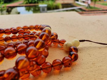 Vòng Hổ Phách 108 Hạt – 8 Ly: Sự Kết Hợp Hoàn Hảo Giữa Vẻ Đẹp Tự Nhiên Và Giá Trị Tâm Linh