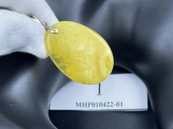 Mặt dây chuyền hổ phách MHP010422-01