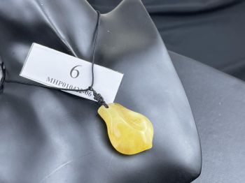 Mặt dây chuyền hổ phách MHP010422-06