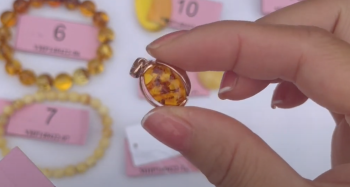 Mặt dây chuyền hổ phách MHP140422-16