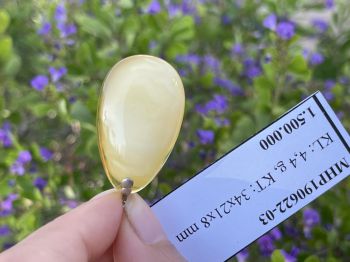 Mặt đá hổ phách trắng sữa tự nhiên – lựa chọn phong thủy quý hiếm cho người mệnh Thủy MHP190622-03