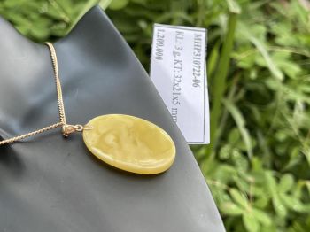 Mặt dây chuyền hổ phách vàng bơ trắng sứ MHP310722-06