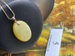 Mặt dây chuyền hổ phách màu trắng sữa MHPT090822-05