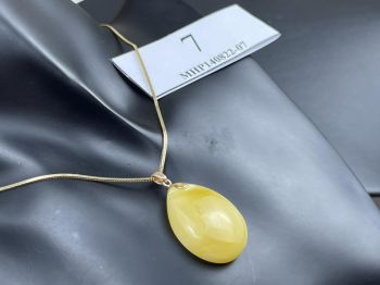 Mặt dây chuyền hổ phách vân màu trắng sữa MHP140822-07