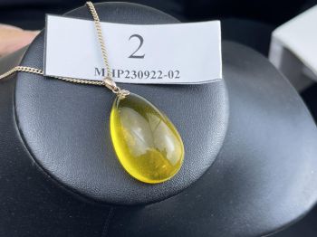 Mặt dây chuyền hổ phách màu vàng bơ trong suốt MHP230922-02