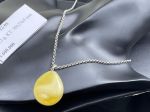 Mặt dây chuyền hổ phách màu vàng bơ vân trắng sữa MHP230922-05