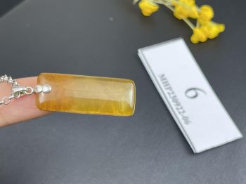 Mặt dây chuyền hổ phách màu mật ong hình chữ nhật MHP230922-06
