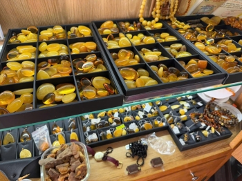 Hổ Phách Tự Nhiên Tuyển Chọn – Nhiều Màu Sắc, Dáng Đá Mộc Mạc, Bề Mặt Bóng Đẹp