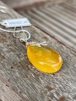 Tác Dụng Của Đeo Mặt Dây Chuyền Hổ Phách Tự Nhiên Nguyên Khối