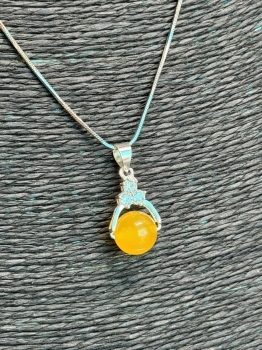 Mặt dây chuyền hổ phách Baltic tự nhiên – Móc bạc đính đá tinh tế, sang trọng